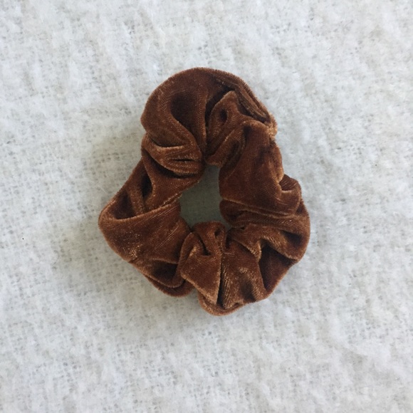 💘NEW SCRUNCHIES💘 - Picture 4 of 5